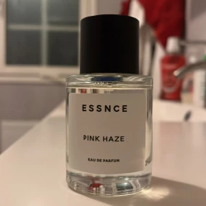 Essnce Pink Haze - Säljer en flaska Essnce Pink Haze Eau de Parfum. Flaskan är genomskinlig med en stilren vit etikett och svart text. Den luktar gott, knappt använd för det var inte riktigt min grej.