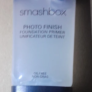 Smashbox Photo Finish Foundation Primer - Smashbox Photo Finish Foundation Primer är en oljefri primer som ger en silkeslen yta och jämnar ut hudtonen. Perfekt för att förbereda huden innan smink. Innehåller 30 ml.