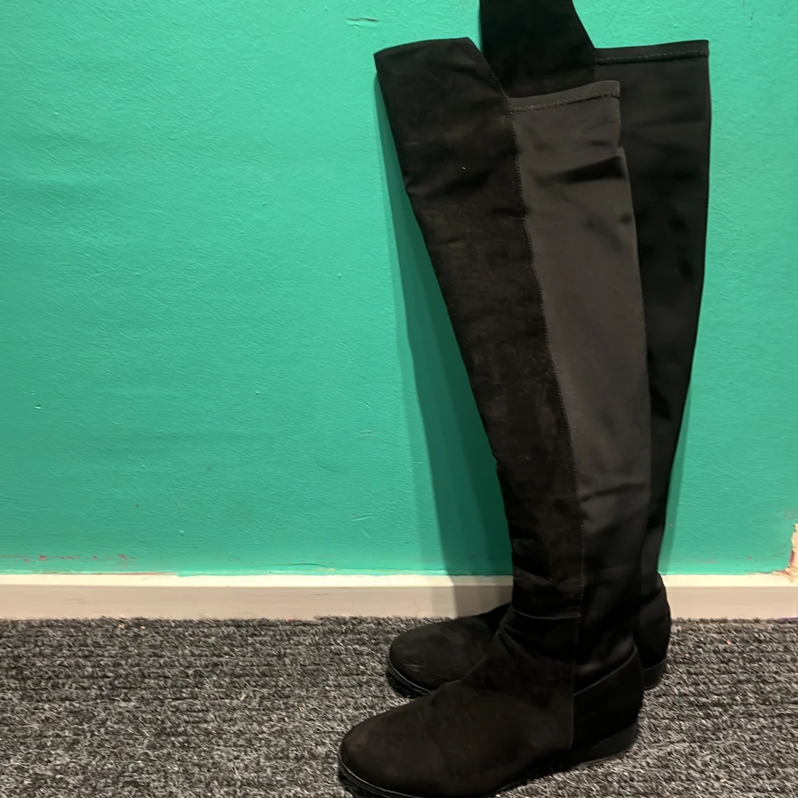 Svarta overknee stövlar med dragkedja - 2