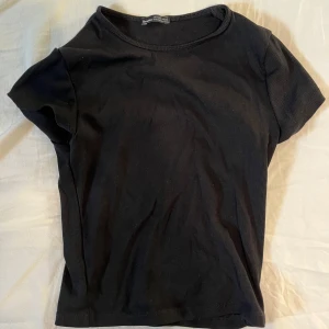 Svart ribbad t-shirt från bershka  - Säljer en ribbad och tajt T-shirt från bershka pga att jag inte använder längre. Storlek M men passar som en S