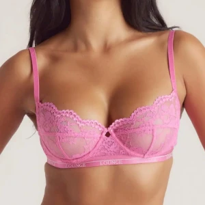 Rosa spets-bh från Lounge - Säljer en rosa bh från Lounge med spetsdetaljer och justerbara axelband. Använd få gånger storlek 70c men liten i storlek sitter mer som en b kupa