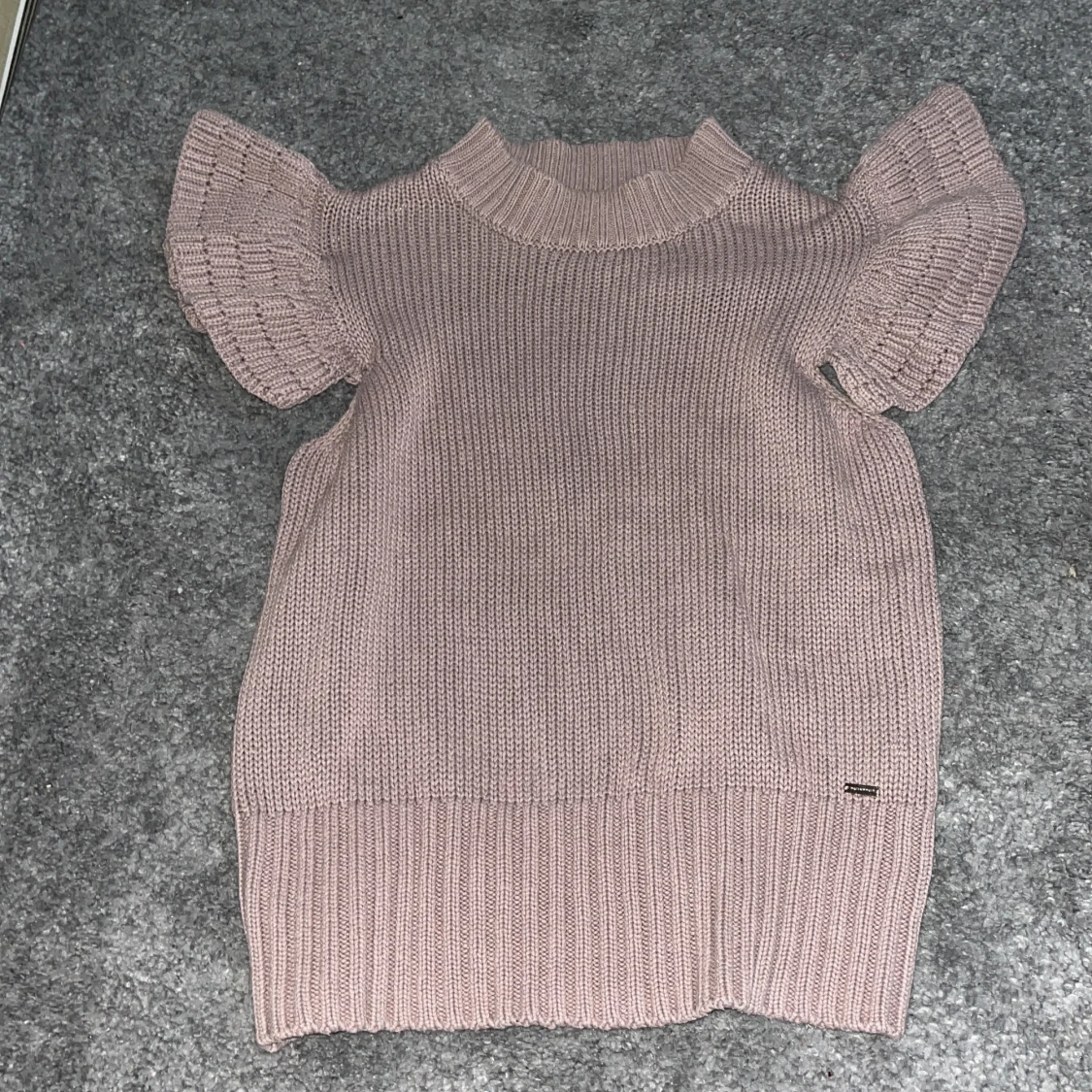 Beige stickad topp från Holly & Whyte