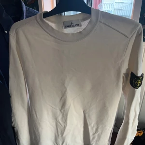 Vit långärmad tröja från Stone Island - Stone island crewneck i köpt på NK 2022. Halsen är lite töjd men annars bra skick.