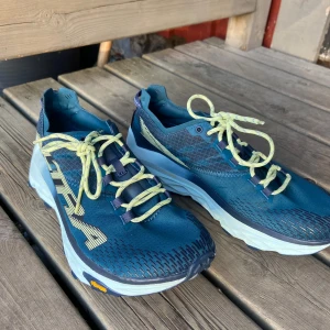 Löparskor terräng - Säljer dessa super snygga Altra trail running mont blanc i storlek 38,5! Säljer då jag har problem med knät och inte kan springa terräng längre. Nypris: 2250kr, snabb affär = lägre pris :)