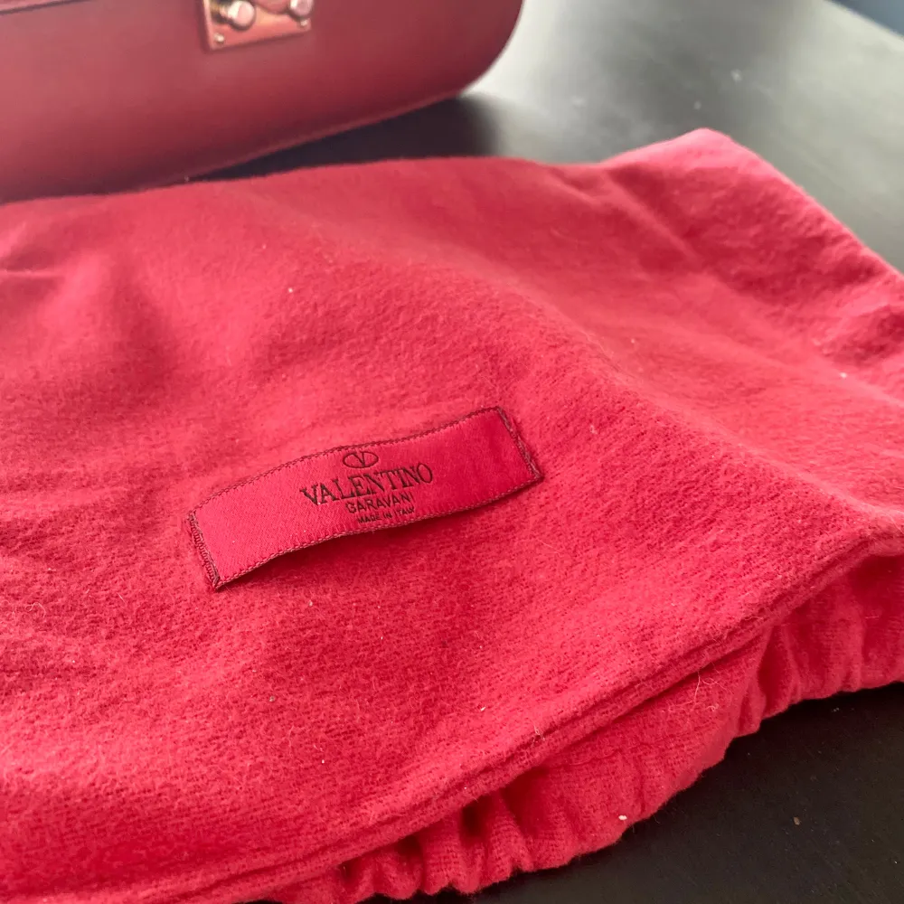 Jättefin Glam lock från Valentino Garavani. Använt med fint skick. Köpte den begagnad, har därför inget kvitto, dock finns både dustbag och såklart koden i väskan. Kan se om jag kan få till en autentisering på något vis, alternativt att jag kan sälja genom Vestiaire eller så kan jag mötas upp vid Valentino om man vill få äktheten garanterad.. Laukut & Käsilaukut.