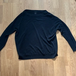 Svart tröja från Lindex - Säljer en stilren svart tröja från Lindex. Tröjan har långa ärmar och ribbade kanter vid ärmslut och nederkant. Perfekt för en enkel och klassisk look.