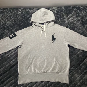 Ralph Lauren Big Pony Hoodie - Tja! Säljer nu denna schyssta Hoodie Från Ralph Lauren. Sjukt sällsynt och görs inte längre. Den är i ett toppskick utöver en minimal lagning som kan visas i dm. Storlek M och är normal i storlek. Hör av er vid frågor!🌟