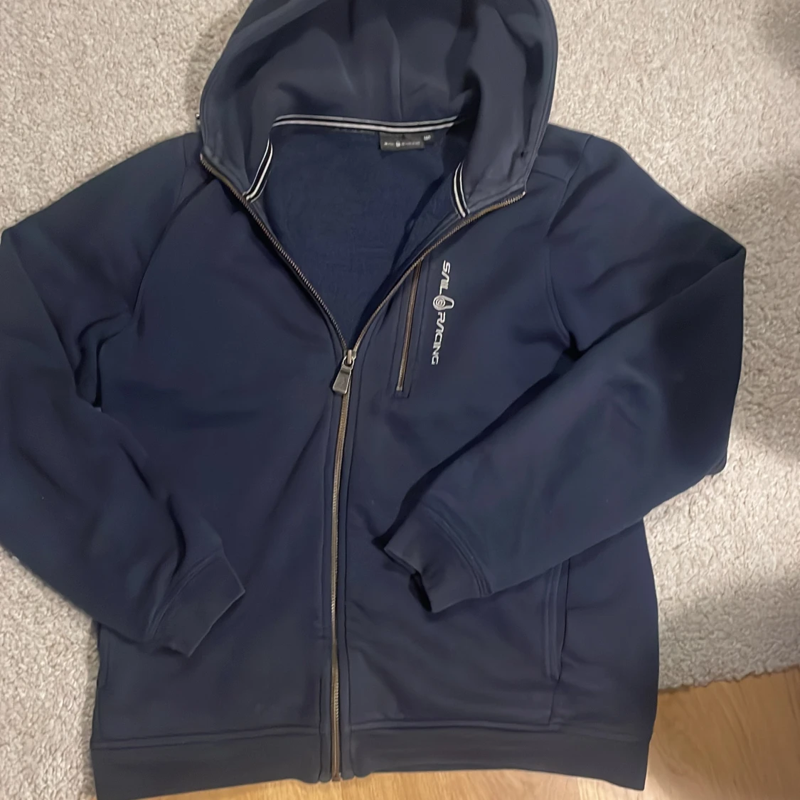 Mörkblå hoodie från Sail Racing