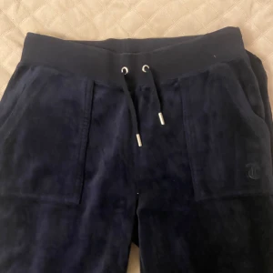 Juicy Couture byxor Marinblå - Juicy Couture byxor marinblå i storlek S 