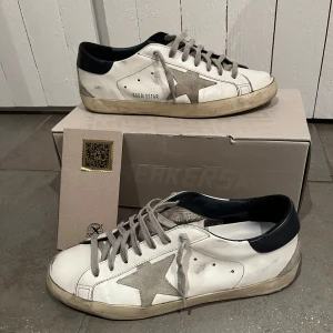 Golden goose sneakers  - Säljer mina grymt snygga golden goose skor i fint skick! Skorna är sparsamt använd och är i mycket bra skick! Storleken är 42, box & kvitto ingår! Pris kan diskuteras!