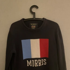 Stickad Morris tröja - Säljer denna mörkblå stickade Morris tröjan i topp skick. Inga defekter alls, pris kan diskuteras