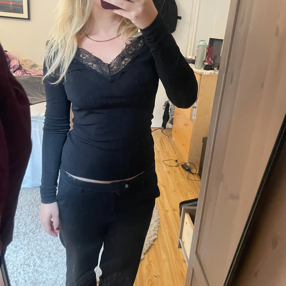 Svart långärmad topp med spetsdetaljer - 1