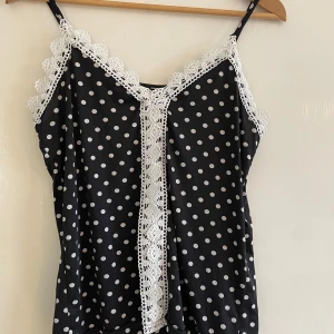 Prickigt linne med spets - Jättefint prickigt linne med spets