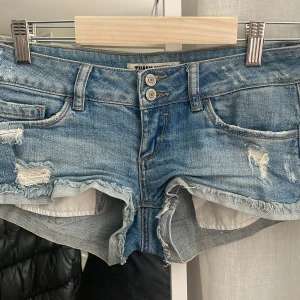 Blå jeansshorts från Tally Weijl - Snygga blå jeansshorts från Tally Weijl i storlek 32/xs och dem är lågmidjade. shortsen är i bra skick🩷och dem har lite stretch i sig. Skriv mer för bilder på privat☺️priset går att diskutera vid snabbt köp💕