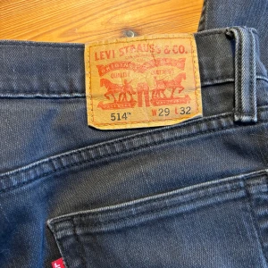 Svarta jeans från Levi's - Säljer ett par svarta Levi's 514 jeans. De har en klassisk femficksdesign och är tillverkade i slitstarkt denim. Perfekta för en stilren look.🌸💕och har passat mig som vanligt vis är storlek s och 168 lång!