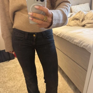 Svarta jeans från Cheap Monday - Snygga svarta jeans från Cheap Monday med klassisk design. De har en normal passform och är gjorda av en bomullsblandning för extra komfort. Perfekt för en stilren look. Jag bar dem bara två gånger. smsa mig om du vill ha mer information. 