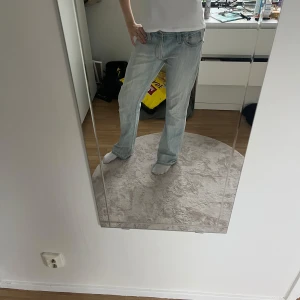 Långa jeans - Långa jättefina ljusblå vårjeans. Köpta på Vinted men säljes då de tyvärr va för stora på mig. Jag är 1,80 och dem släpar i marken på mig. Är nedfållade vid foten därav lite slitna längst ner, inget som stör dock. Skulle säga M ungefär kanske lite större med beroende på hur man vill ha passformen och kroppstyp. 