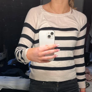 Randig tröja från Zara - Säljer en randig tröja från Zara i beige och svart. Tröjan har långa ärmar och är finstickad. Den är i storlek S❣️