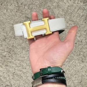 H bälte⭐️ - Säljer ett vitt snyggt bälte med guldig logga i storlek 100. Vid fler frågor så är de bara o höra av sig!🙌🏼