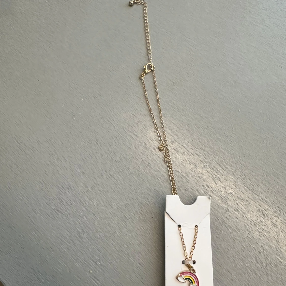 Halsband med regnbågshänge - 1