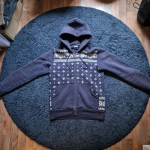 Hysteric Glamour zip-up hoodie - Hysteric zip-up, 9/10 skick inga synliga defekter. Passar som en S eller M. Mått: Längd - 64 cm, Axelbredd - 43 cm, Bredd - 50 cm, Ärmlängd: 67 cm