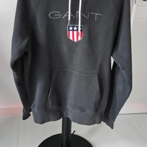 Gant Hoodie  - Mycket bra skick     Mörkgrågrön färg 