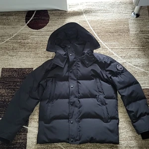 Svart dunjacka från Canada Goose - Säljer en svart Canada Goose Wyndham Parka dunjacka. Helt sprillans ny. Fick den I present men är för stor för mig. Helt sprillans ny samt prislapp inkluderad.