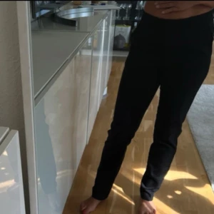 Svarta kostymbyxor - Snygga svarta kostymbyxor. Perfekta för en stilren look. Byxorna har en klassisk design med dragkedja och knappar framtill. Aldrig använd 