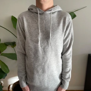 Merinoull Hoodie - En riktigt snygg merinoull hoodie i en ljusgrå färg! Bara testad, aldrig använd! Hör av dig vid intresse eller minsta fundering!🌟