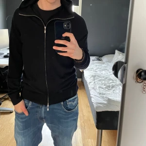 Merinoull fullzip - Tjena, säljer nu min stickade fullzip tröja i marinoull från Tiger of sweden. Skriv gärna om ni har några funderingar🤩💭