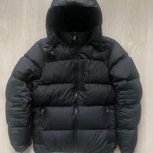 Ralph Lauren puffer - Black Polo Ralph Lauren puffer jacket in size L. Fits true to size. Great condition, except there has been a hole that is sewn now. Really great quality and warm. Retail price 479€(≈5200kr). My price is under a third of that. Authentic✅