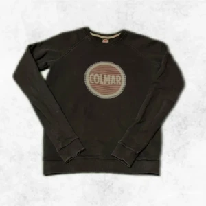 Sweatshirt från Colmar - Säljer en snygg sweatshirt från colmar. Det är i storlek 14 år men sitter som en xs. Tröjan är i mycket bra skick utan några defekter. Vid några frågor eller fler bilder är det bara att höra av sig.