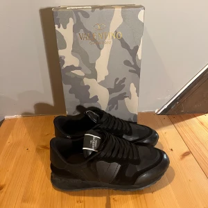 Valentino rockrunners  - Säljer dessa snygga valentino rockrunners. Pga att dom är för små för mig. Skriv för fler bilder eller frågor!! Allt og tillkommer!! 