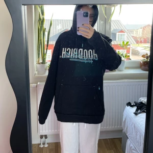 Svart hoodie med tryck HOODRICH L - Säljer en svart hoodie med tryck från FRØM NØTHING TØ SØMETHING. Den har en stor ficka fram och en luva. Perfekt för en avslappnad stil.