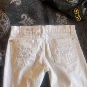 Vita jeans från Victoria Beckham - As Snygga vita jeans från Victoria Beckham med broderade detaljer på bakfickorna!💕i nyskick och aldrig använda. (Uppsprättade längst ner för att bli lite längre) waist 24,25/ length 30