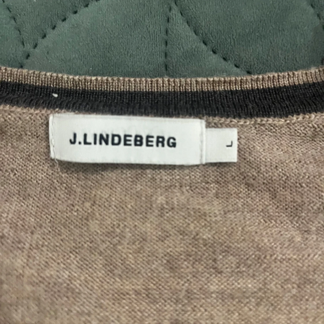 Beige v-ringad tröja från J.Lindeberg - 1