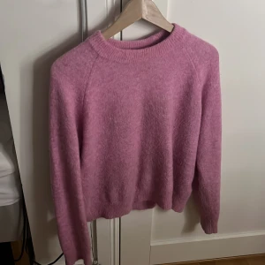 Rosa stickad tröja från Zara - Säljer en mysig rosa stickad tröja från Zara. Tröjan har långa ärmar och en rund halsringning. Som ny! 💞