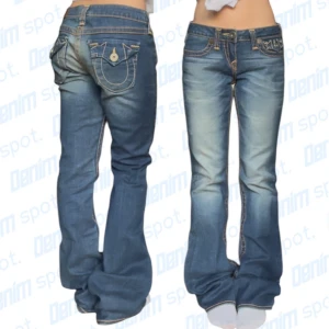 True Religion bootcut jeans  - storlek w27 • Mått: Längd: 105,5cm Innerbenslängd: 85,5cm midjebredd: 40cm lårbredd: 24cm Benöppning: 23cm • Vid frågor, meddela här! 💙
