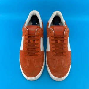 SÄLJER NU DESSA VALENTINO FLYCREWS FÖRST TILL KVARN - Säljer dessa sällsynta valentino Flycrews för bara 2299 de produceras ej och har hög efterfrågan! Just dessa är i toppskick och har alla 22 nitar på plats inga defekter! Kan sänka priset vid smidig affär! Storlek 41 men passar mindre/större! Hör av er vid intresse eller frågor!