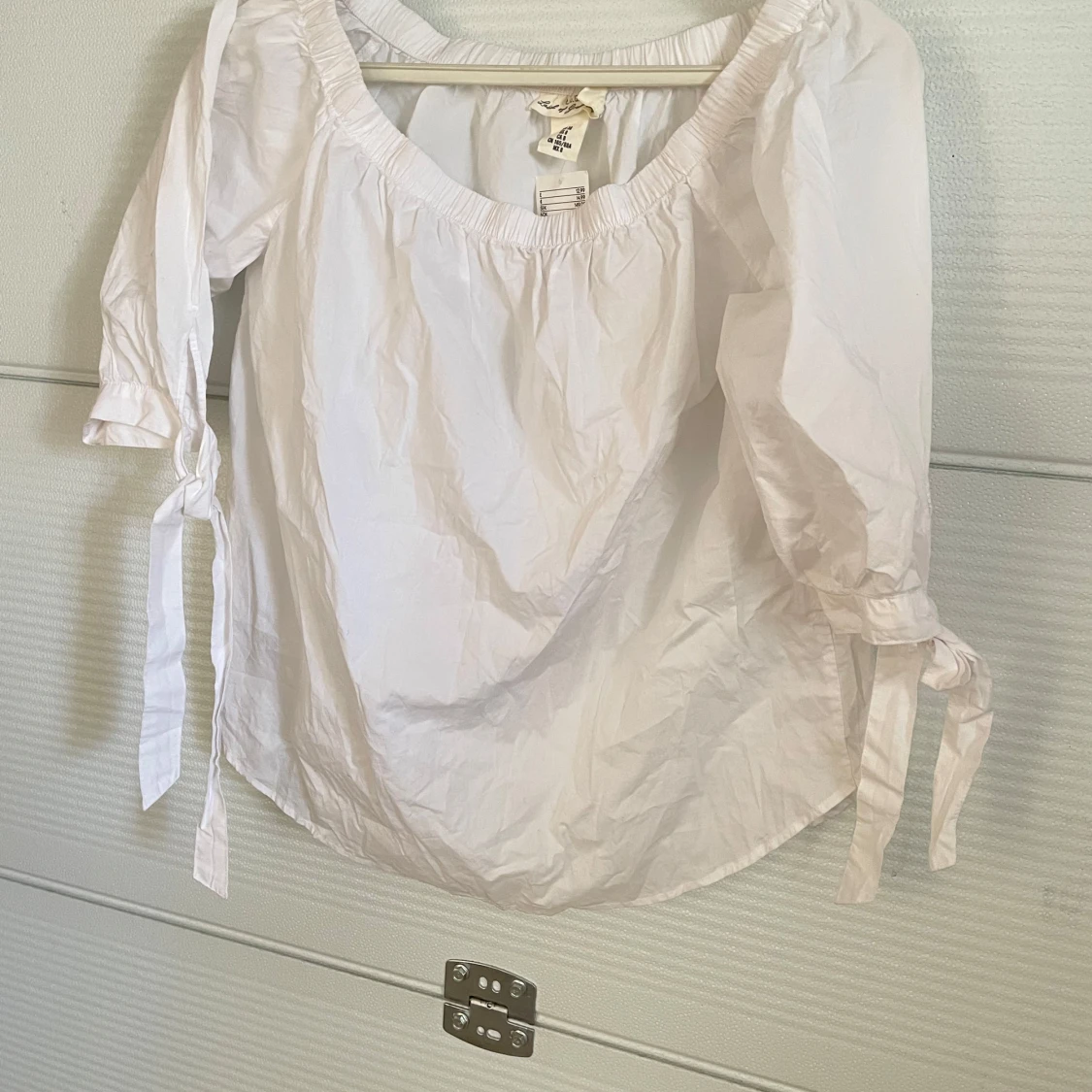 Vit blus med knytband