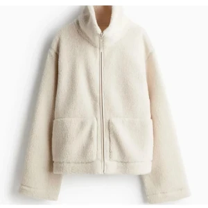 Teddy jacka ifrån hm - Jätte fin beige teddy jacka från H&M i storlek S❣️helt slutsåld på hemsidan!! Hör av er om ni har frågor eller vill ha egna bilder💕kan tänka mig att gå ner i pris vid snabb affär!!❤️