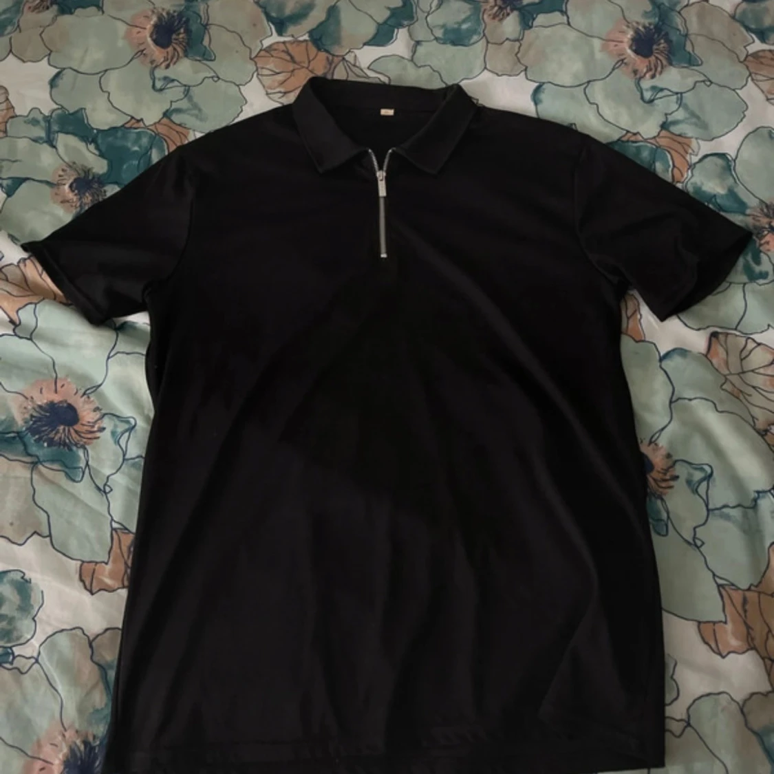 Svart kortärmad t-shirt med dragkedja