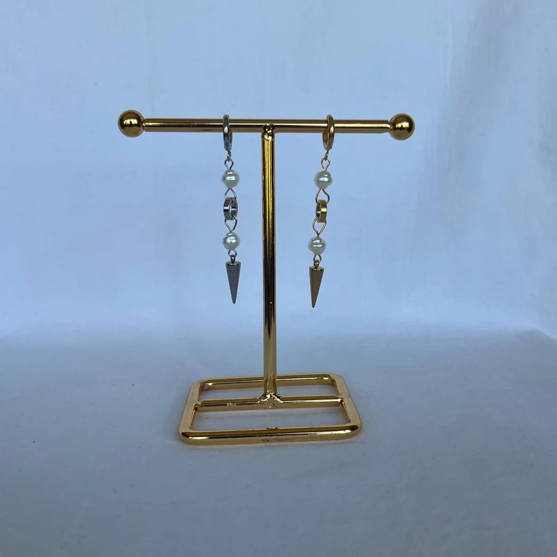 Asymmetriska örhängen med pärlor och spikes