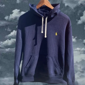 Ralph Lauren hoodie - Ralph Lauren hoodie i storlek S – inga som helst defekter – skick 9/10– pris går att diskutera. Skriv vid frågor! 