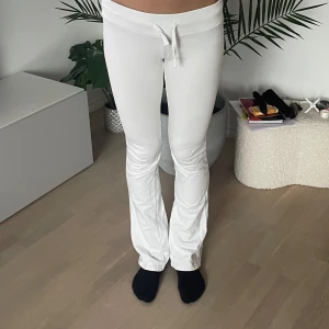 Vita mjukisbyxor från Nelly XS - Säljer ett par vita mjukisbyxor från Nelly i storlek XS. 