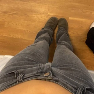 Grå bootcut jeans från Shein - Snygga grå jeans från Shein i storlek XS med bootcut-ben och klassisk femficksdesign. Jeansen har en mörkgrå tvätt och är tillverkade i en mix av bomull, polyester och elastan för skön stretch. Perfekt för dig som gillar retrovibe och bredare ben.