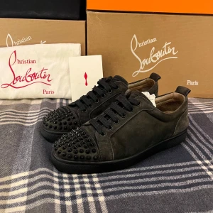  Christian Louboutin skor - Hej! Säljer dessa riktigt snygga Christian Louboutin skor i en mörkgrön färg! Dessa är 100% äkta vilket jag står för samt har kvitto för att bevisa! Skorna är i ett mycket fint skick och är endast smått slitna vid undersulan! Dessa är enligt mig en av dom perfekta skorna till sommaren nu! Säljer till ett väldigt rimligt och bra pris med tanke på skicket och nypriset som är 10000kr! Skriv vid minsta intresse av köp eller förslag på byten Mvh Oscar