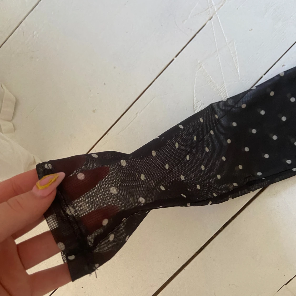 Svart mesh topp med vita prickar - 2