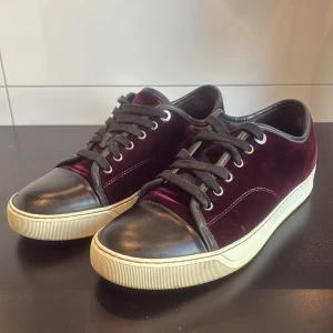 Lanvin skor - Säljer nu mina snygga sällsynta vinröda lanvin- skor som är i fint skick (8/10) förutom att dem har tappat lite mocka på vissa ställen och fått en liten repa på skinnet på tån , se bild.. Box medkommer ej❗️kom priv vid frågor🙌 priset är ej hugget i sten🍾