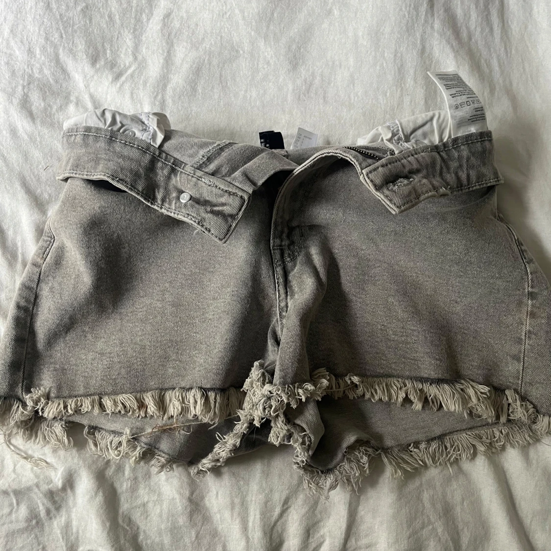 Grå jeansshorts med fransad kant - 2